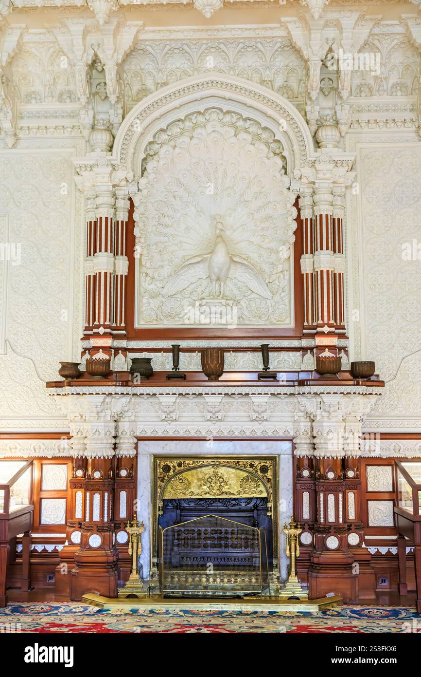 Sala Durbar con design pavone sulla parete sopra il caminetto, Osborne House, Isola di Wight, Inghilterra, Regno Unito Foto Stock