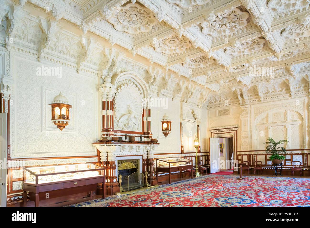 Sala Durbar con design pavone sulla parete sopra il caminetto, Osborne House, Isola di Wight, Inghilterra, Regno Unito Foto Stock