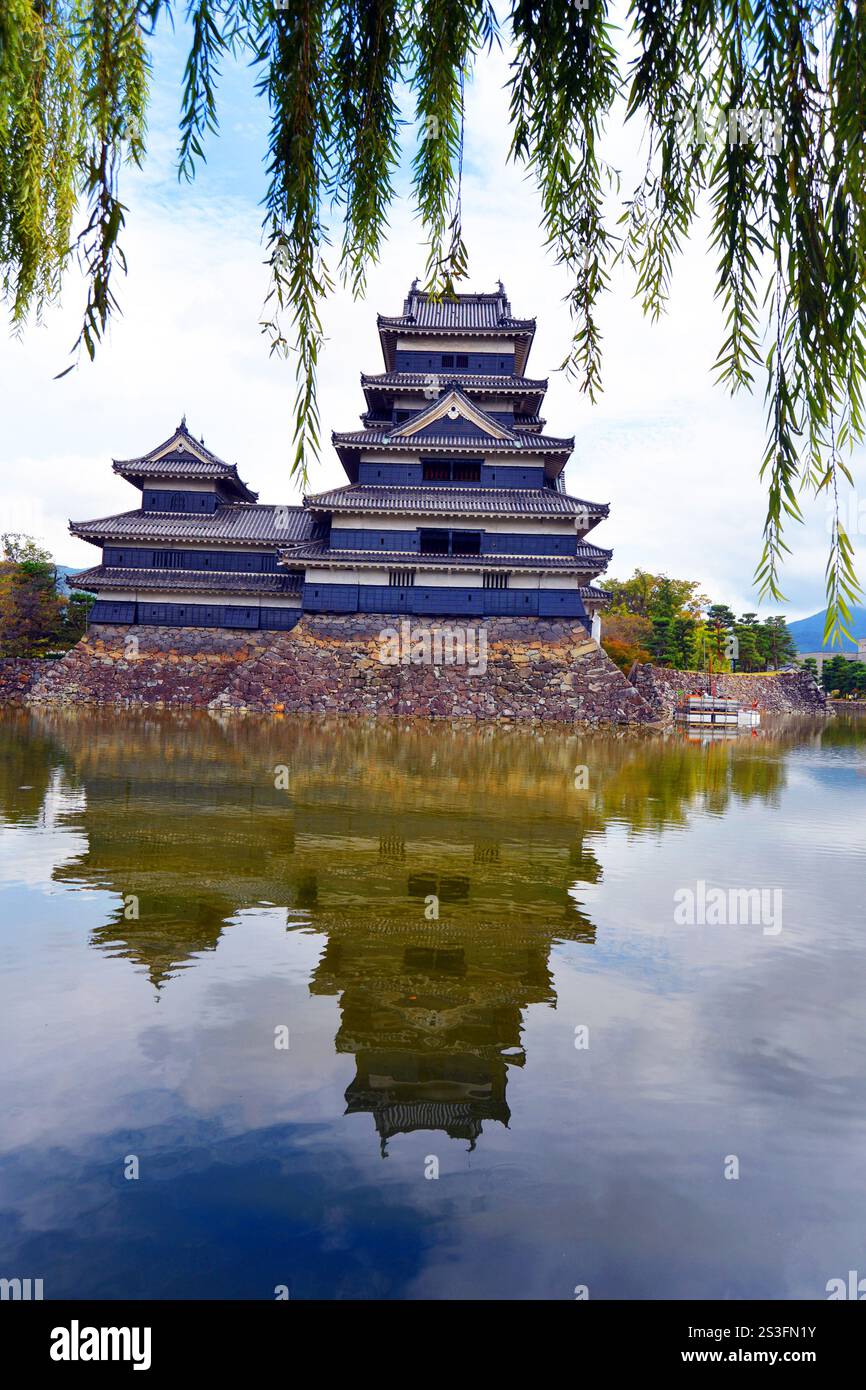 Castello di Matsumoto, uno dei più importanti castelli storici del Giappone, costruito nel periodo Edo, situato a Matsumoto, Nagano. Foto Stock