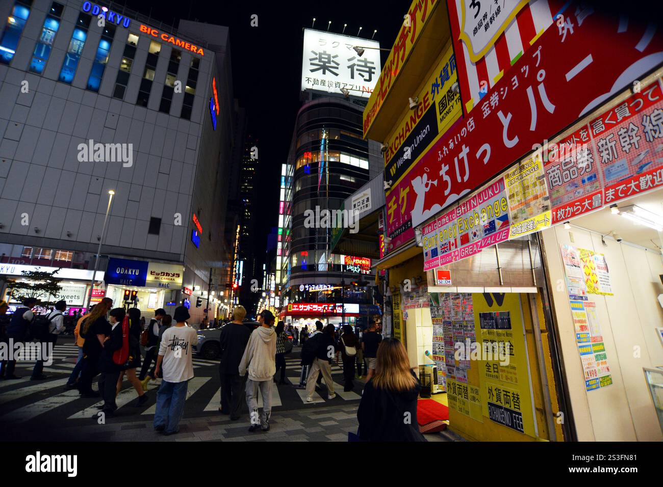 Shibuya, Tokyo, Giappone, zona molto trafficata di Tokyo di notte. Foto Stock