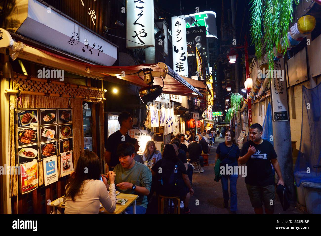 Vita notturna a Tokyo, Giappone, bar e ristoranti affollati nell'area di Shibuya della città. Foto Stock