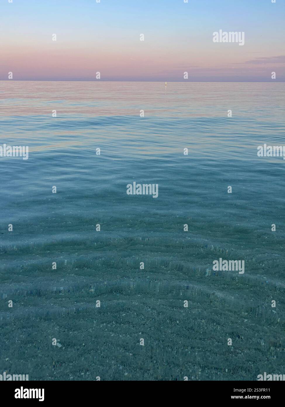 Acqua cristallina e una splendida alba sulla spiaggia di Indian Rocks in Florida - Immagine stock catturata con smartphone