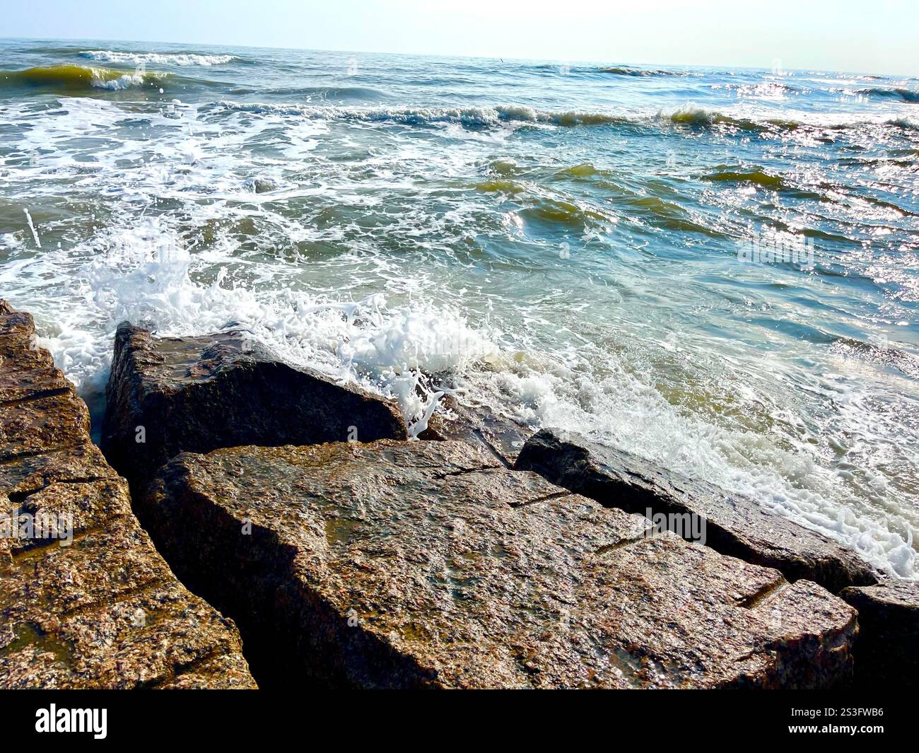 Le onde invernali si infrangono sulle spiagge di Galveston, Texas, Stati Uniti. - Immagine stock catturata con smartphone