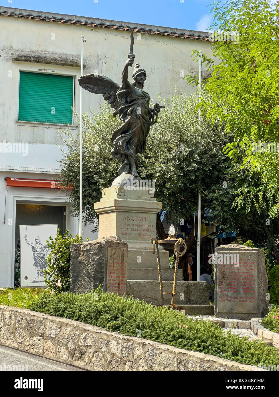 Vivaci strade di Anacapri, isola di Capri, Italia: Fascino mediterraneo, turismo e vita di tutti i giorni: PR+ Foto Stock