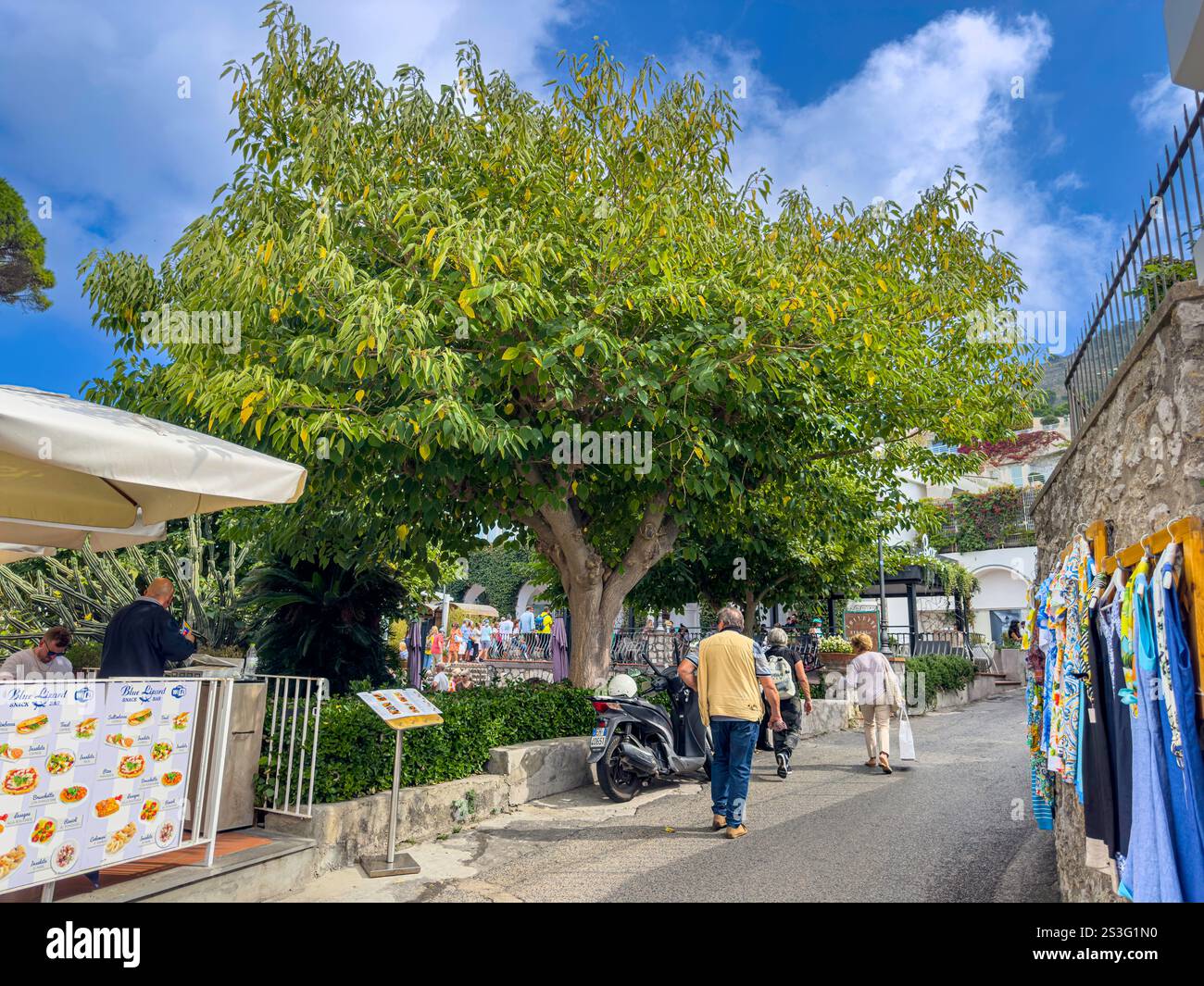 Vivaci strade di Anacapri, isola di Capri, Italia: Fascino mediterraneo, turismo e vita di tutti i giorni: PR+ Foto Stock