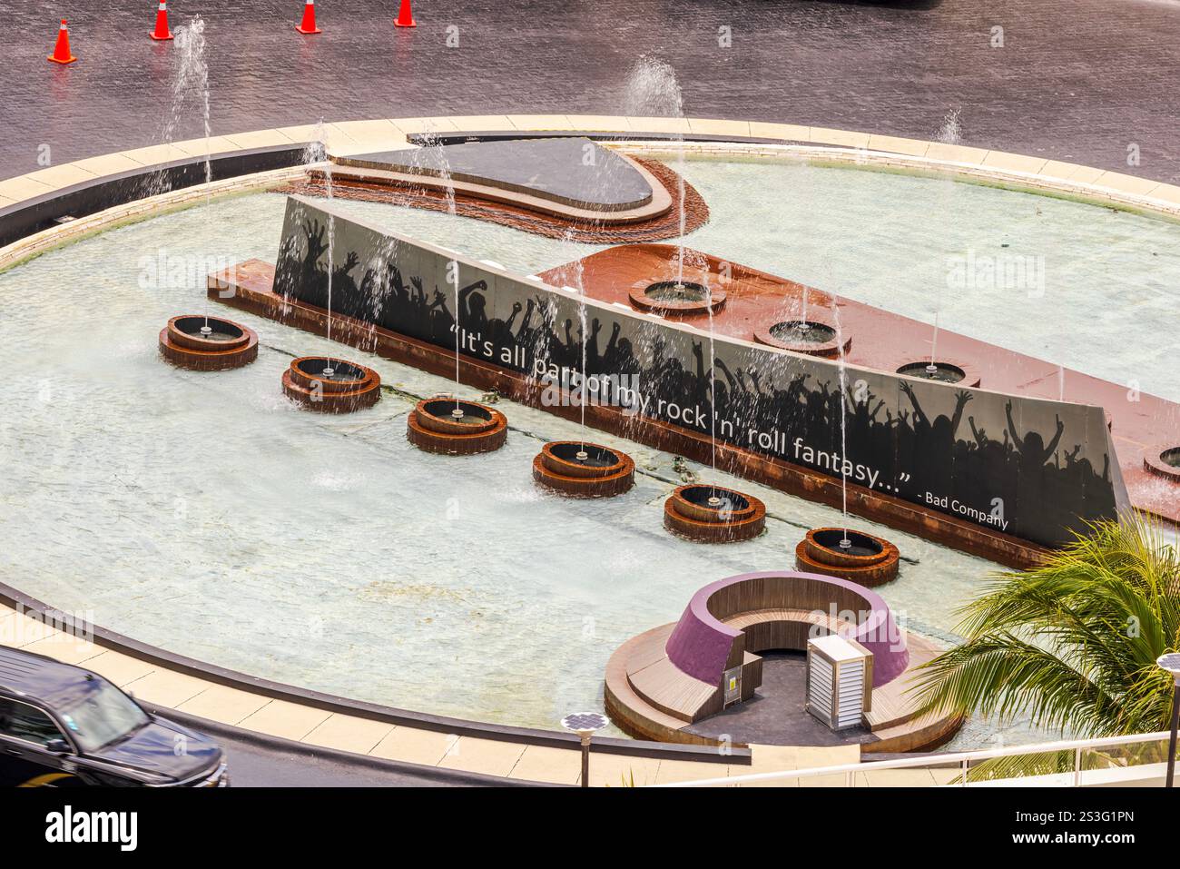 Fontana moderna con tema rock and roll e giochi d'acqua. Messico. Cancún. Foto Stock