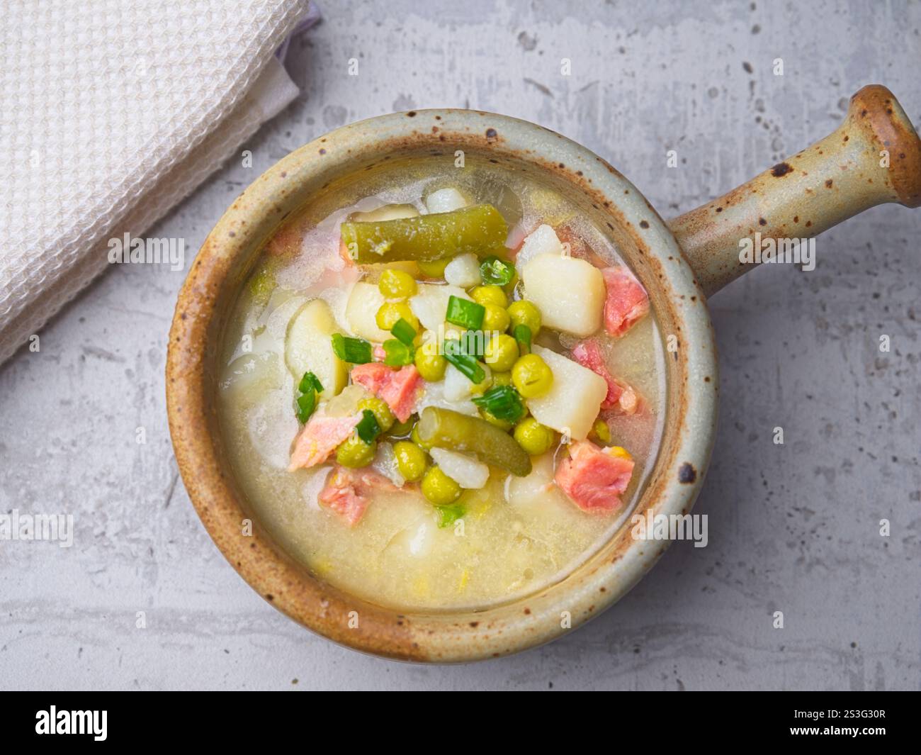 Una foto piatta di una ciotola di deliziosa zuppa fatta in casa di marmellata e piselli con patate. Foto Stock