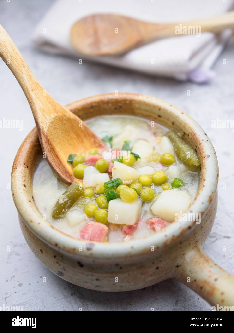 Primo piano di una ciotola di prosciutto fatto in casa e zuppa di piselli con patate. Foto Stock