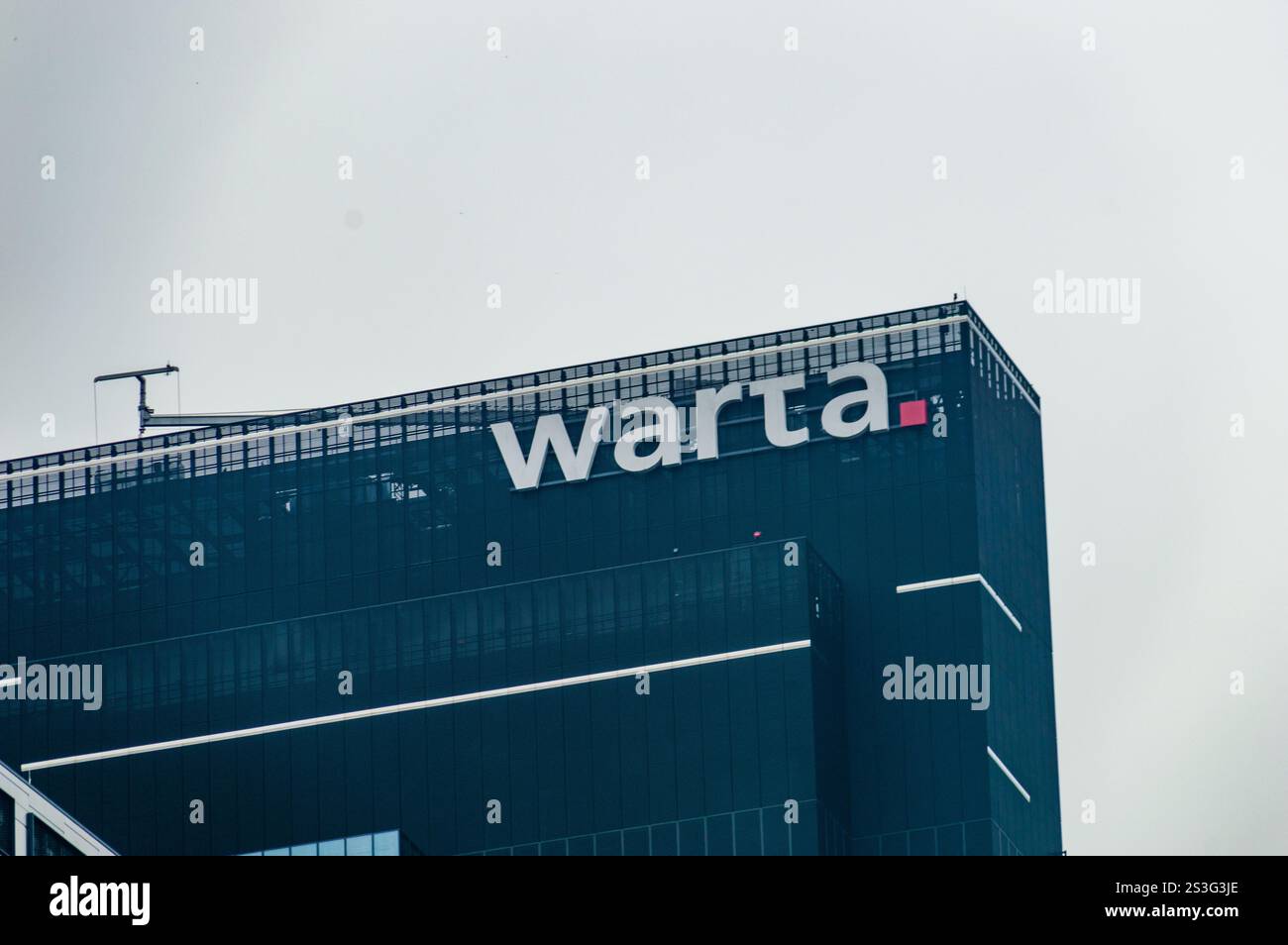 Varsavia, Polonia - 22 giugno 2024: Logo e segno della compagnia assicurativa Warta. Foto Stock