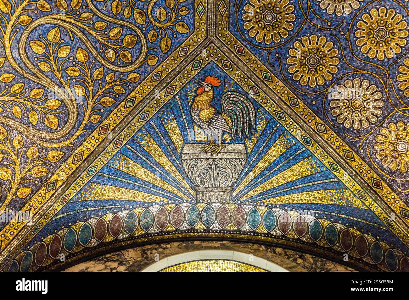 Dettaglio mosaico di un galletto, cappella di Carlo Magno (Pfalzkapelle), cattedrale di Aquisgrana (Aix-la-Chapelle), Nordrhein-Westfalen, Germania Foto Stock