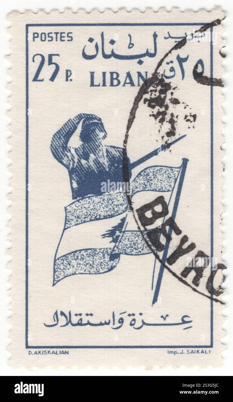 LIBANO - 1958 dicembre: Francobollo blu scuro piaster 25 raffigurante opere d'arte patriottica soldato con bandiera libanese in guardia Foto Stock