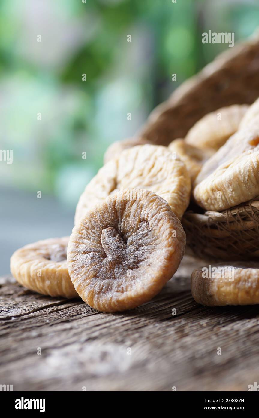 Fichi secchi al sole su tavola rustica, frutta organica gustosa, frutta secca sana Foto Stock