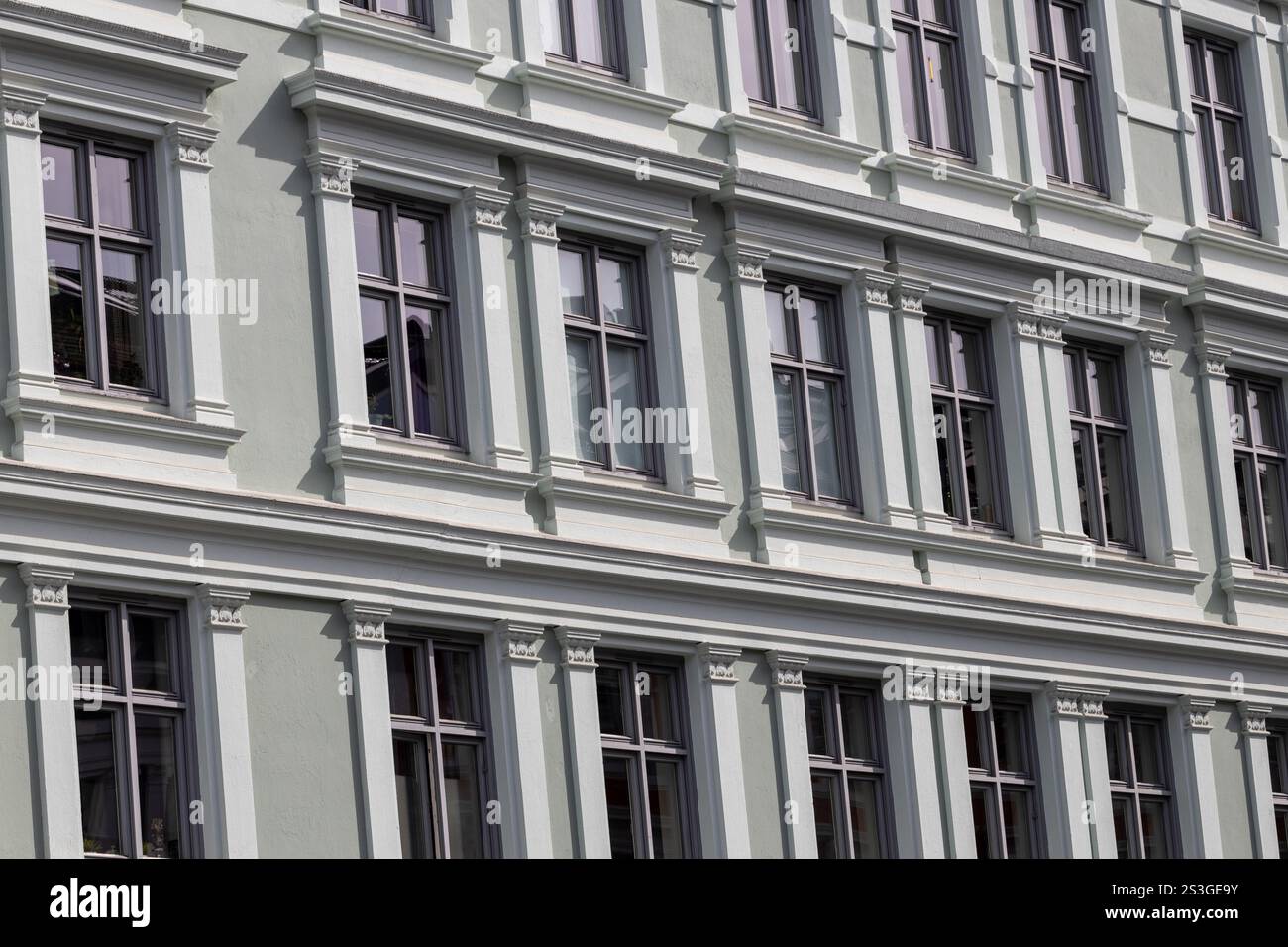 Facciata dell'edificio storico con finestre simmetriche Foto Stock
