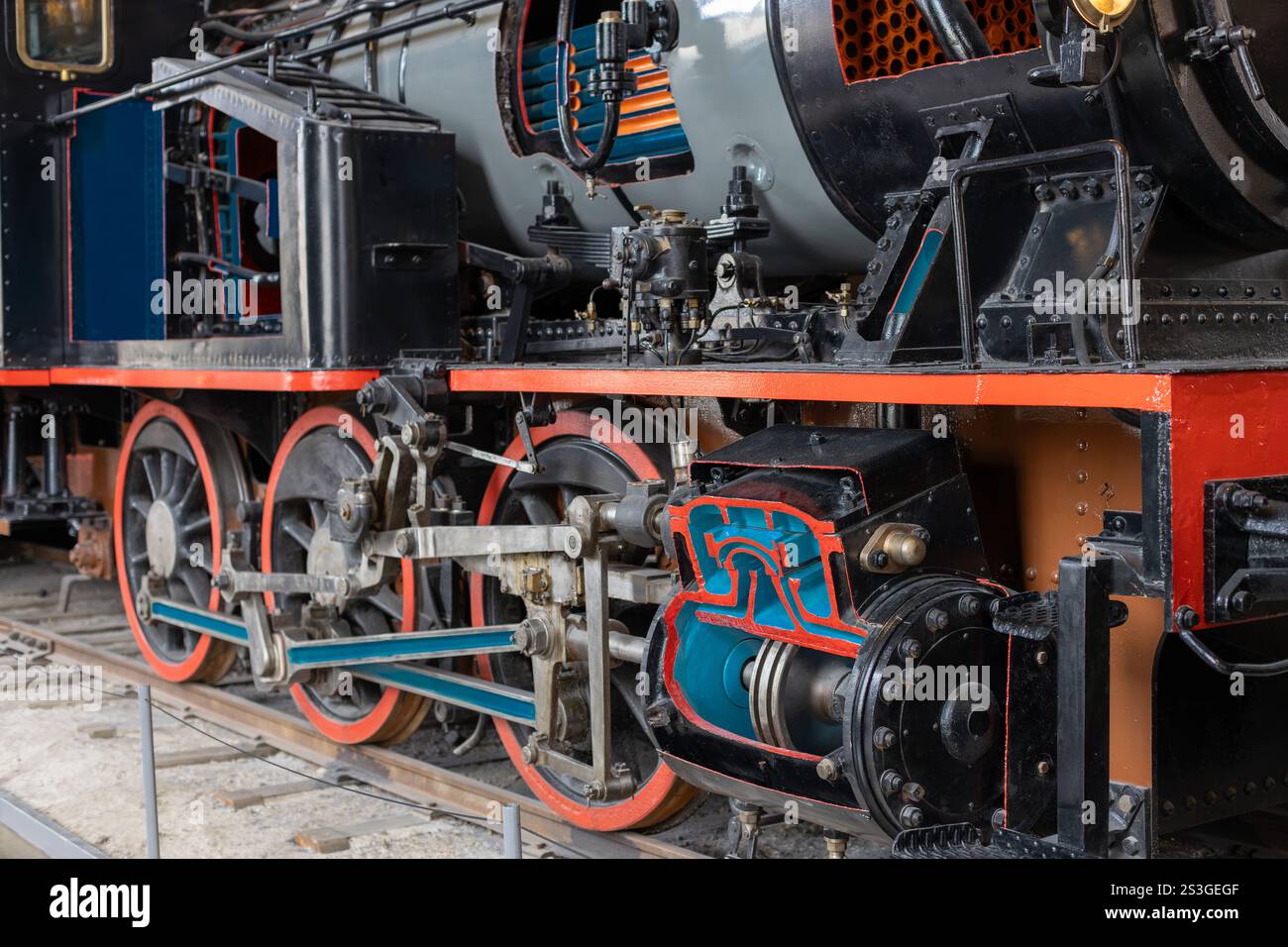 Oslo, Norvegia 1 maggio 2022: Esposizione della ruota e del meccanismo delle locomotive al Museo della Scienza e della tecnologia Foto Stock