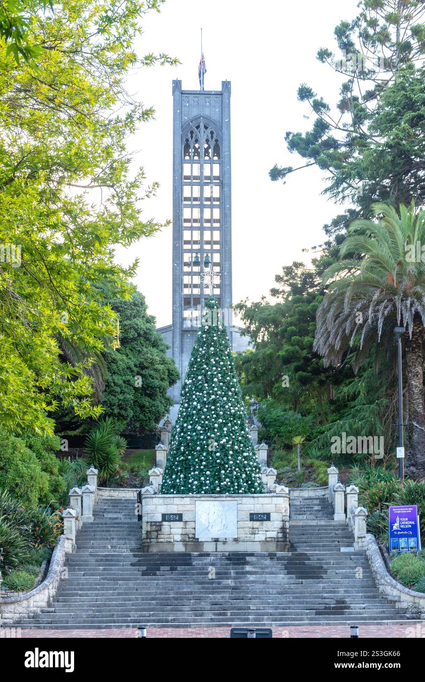 Christ Church e albero di Natale da Trafalgar Street, Nelson City (Whakatū), Nelson Region, nuova Zelanda Foto Stock
