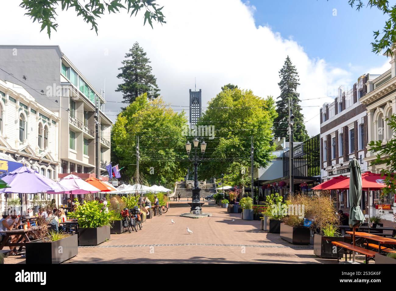 Ristoranti di pavimentazione e Christ Church da Trafalgar Street, Nelson City (Whakatū), Nelson Region, South Island, nuova Zelanda Foto Stock