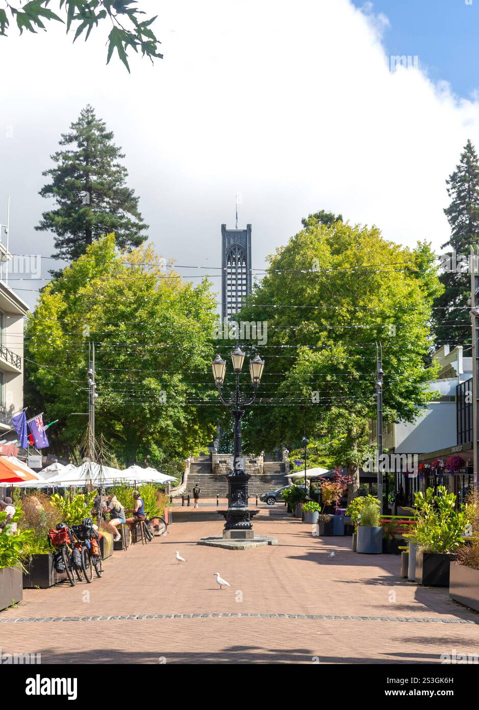 Ristoranti di pavimentazione e Christ Church da Trafalgar Street, Nelson City (Whakatū), Nelson Region, South Island, nuova Zelanda Foto Stock