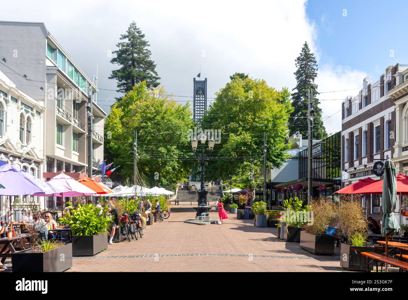 Ristoranti di pavimentazione e Christ Church da Trafalgar Street, Nelson City (Whakatū), Nelson Region, South Island, nuova Zelanda Foto Stock