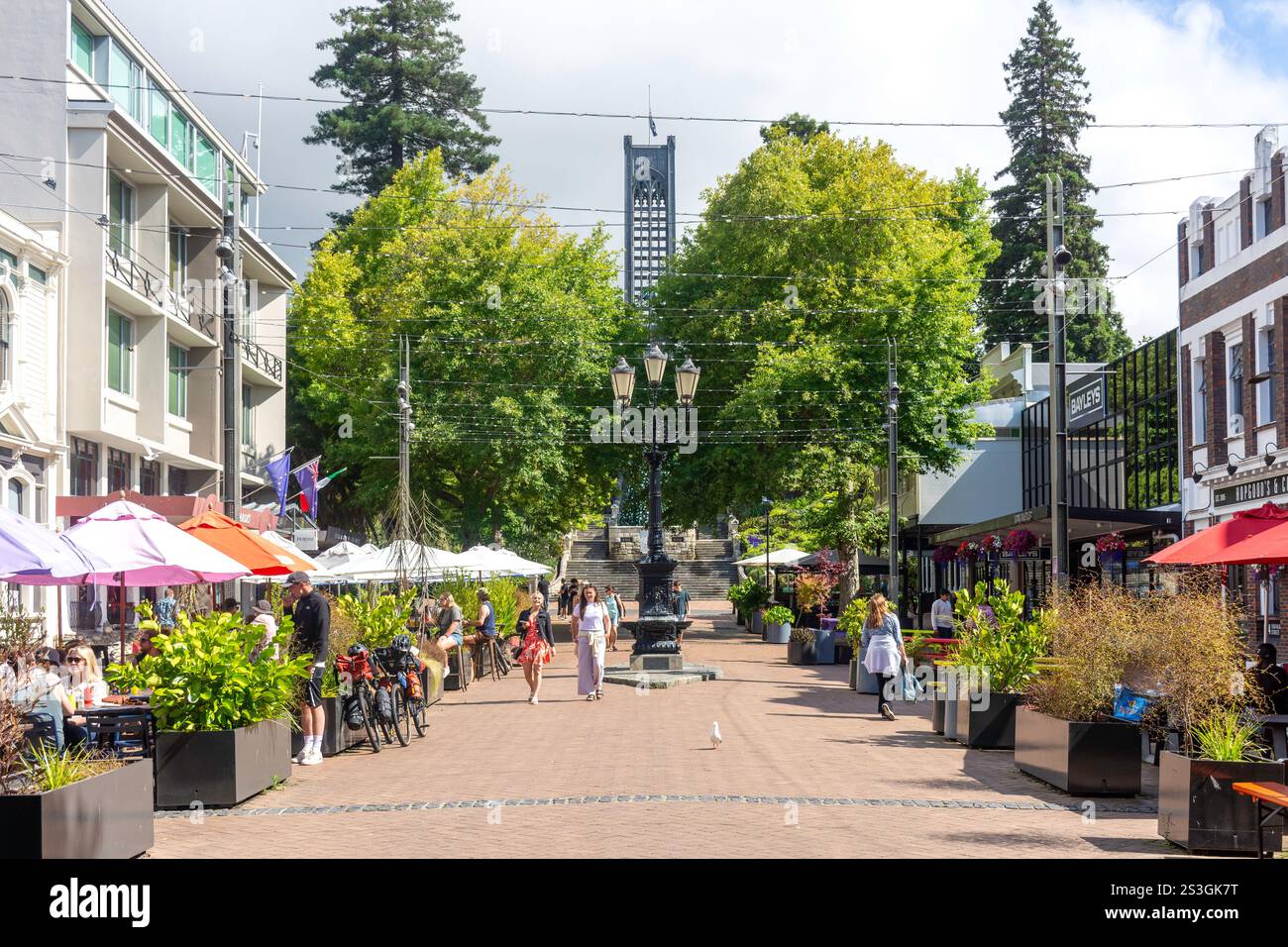 Ristoranti di pavimentazione e Christ Church da Trafalgar Street, Nelson City (Whakatū), Nelson Region, South Island, nuova Zelanda Foto Stock