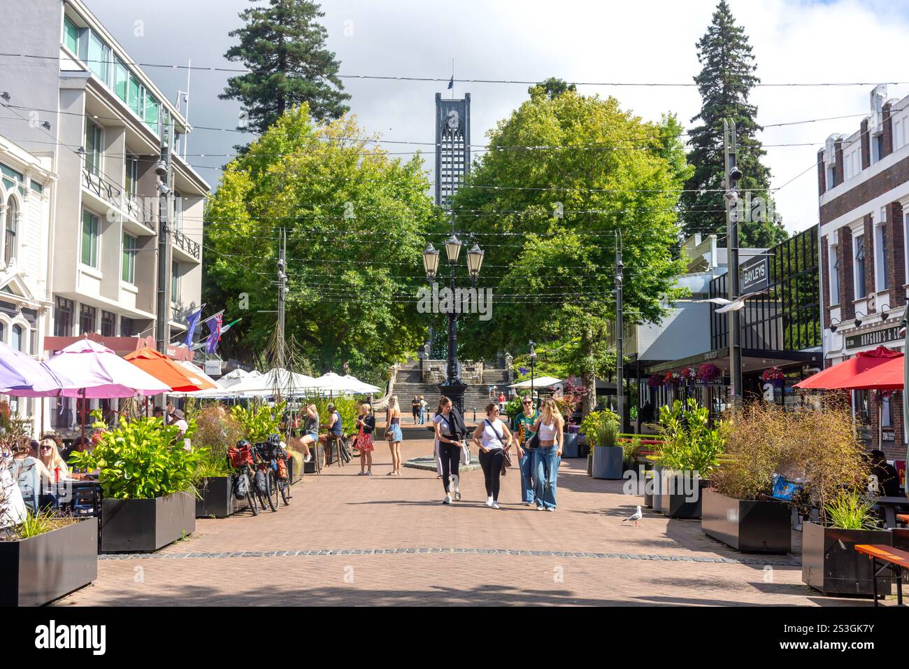 Ristoranti di pavimentazione e Christ Church da Trafalgar Street, Nelson City (Whakatū), Nelson Region, South Island, nuova Zelanda Foto Stock