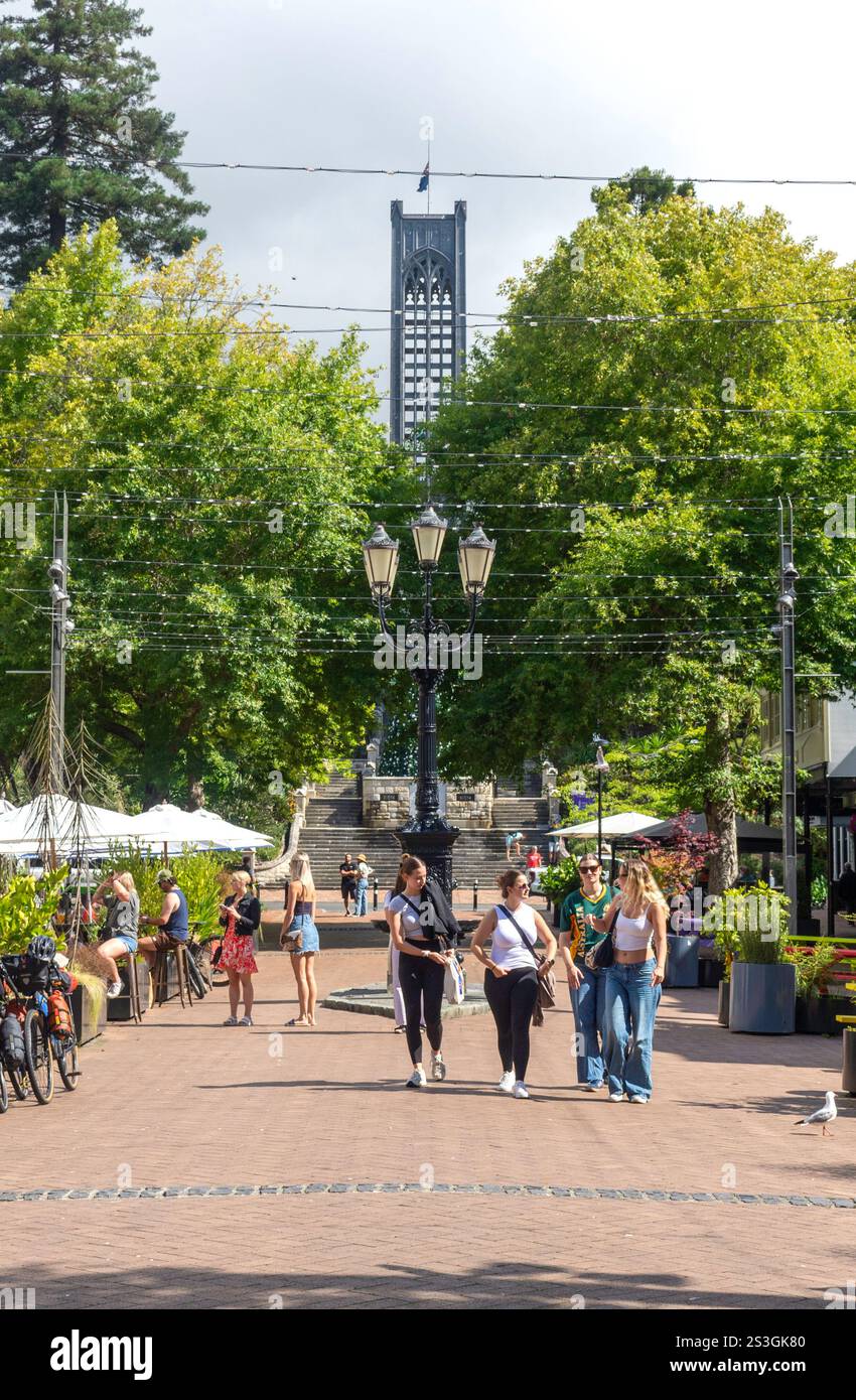 Ristoranti di pavimentazione e Christ Church da Trafalgar Street, Nelson City (Whakatū), Nelson Region, South Island, nuova Zelanda Foto Stock