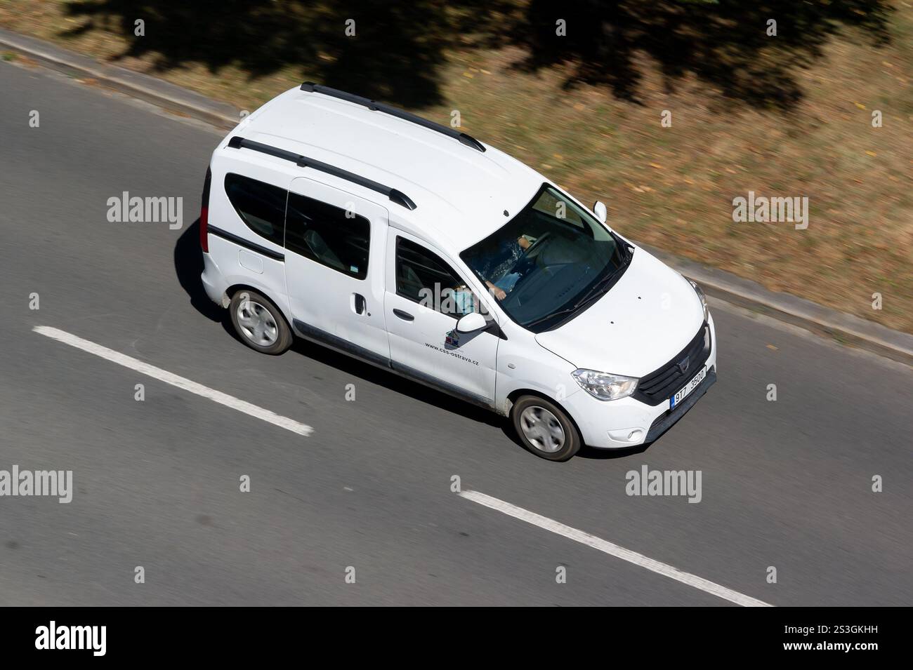 OSTRAVA, CECHIA - 13 AGOSTO 2024: Furgone o autovettura Dacia Dokker di prima generazione con effetto di sfocatura del movimento Foto Stock