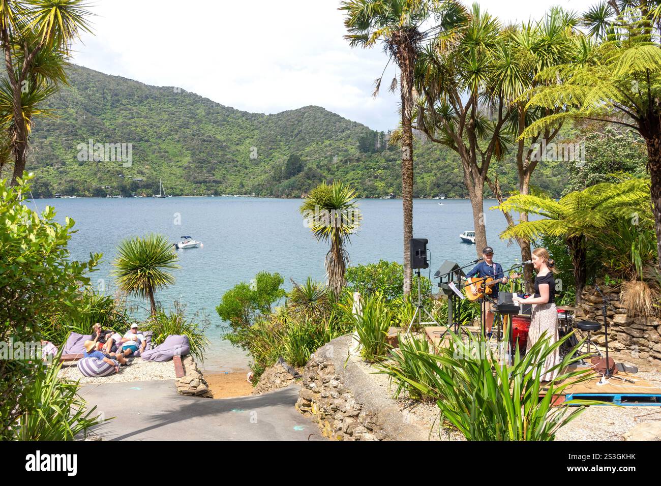 Intrattenimento con band a Lochmara Lodge, Lochmara Bay, Queen Charlotte Sound, Marlborough Sounds, Marlborough Region, isola del Sud, nuova Zelanda Foto Stock