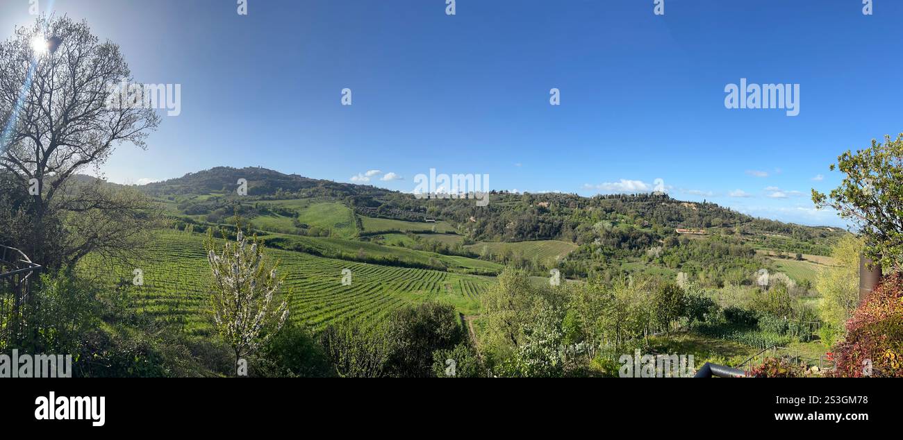 Vista panoramica di Montepulciano, in una giornata di primavera assolata. Lussureggianti colline toscane verdi, sfumature vivaci e bellezza irreale e pittorica - Immagine stock catturata con smartphone