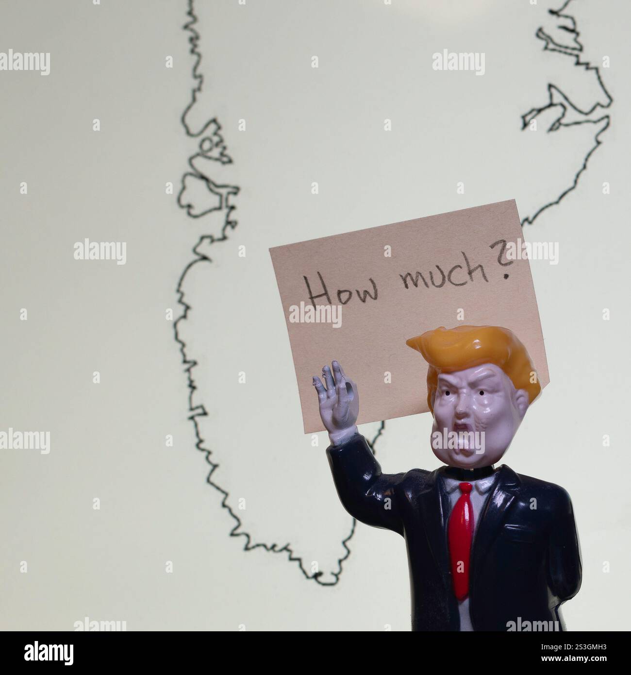 Giocattolo di plastica di Donald Trump con un cartello davanti alla mappa della Groenlandia, Danimarca, 9 gennaio 2025 Foto Stock