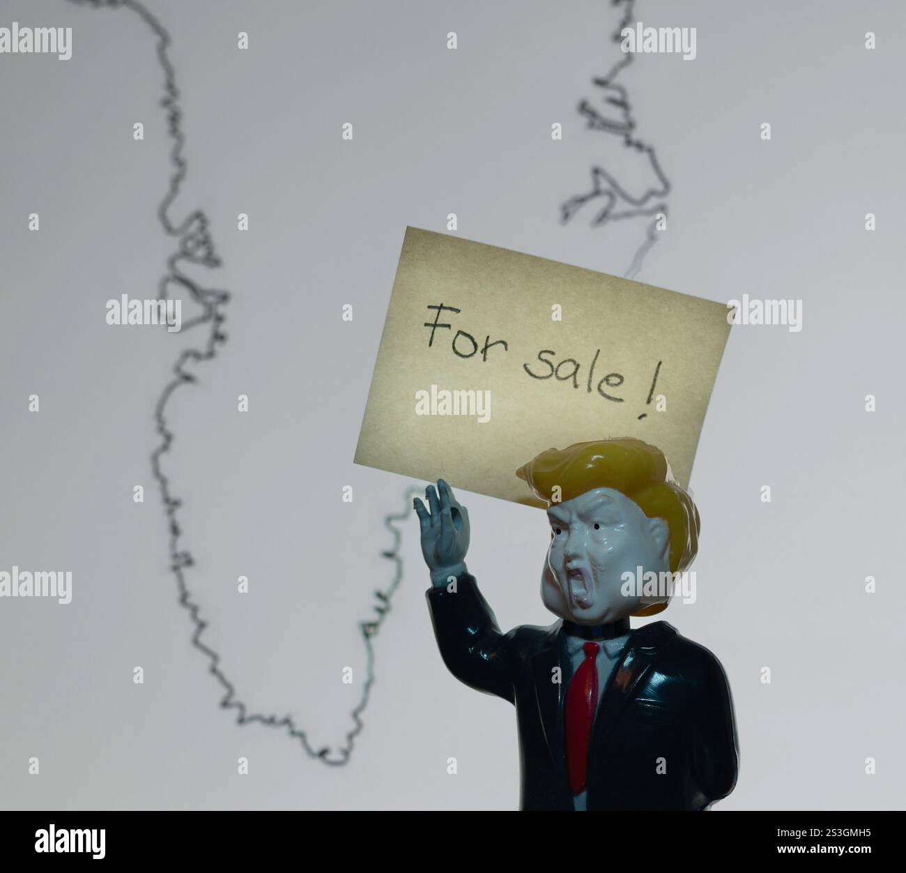 Giocattolo di plastica di Donald Trump con un cartello davanti alla mappa della Groenlandia, Danimarca, 9 gennaio 2025 Foto Stock