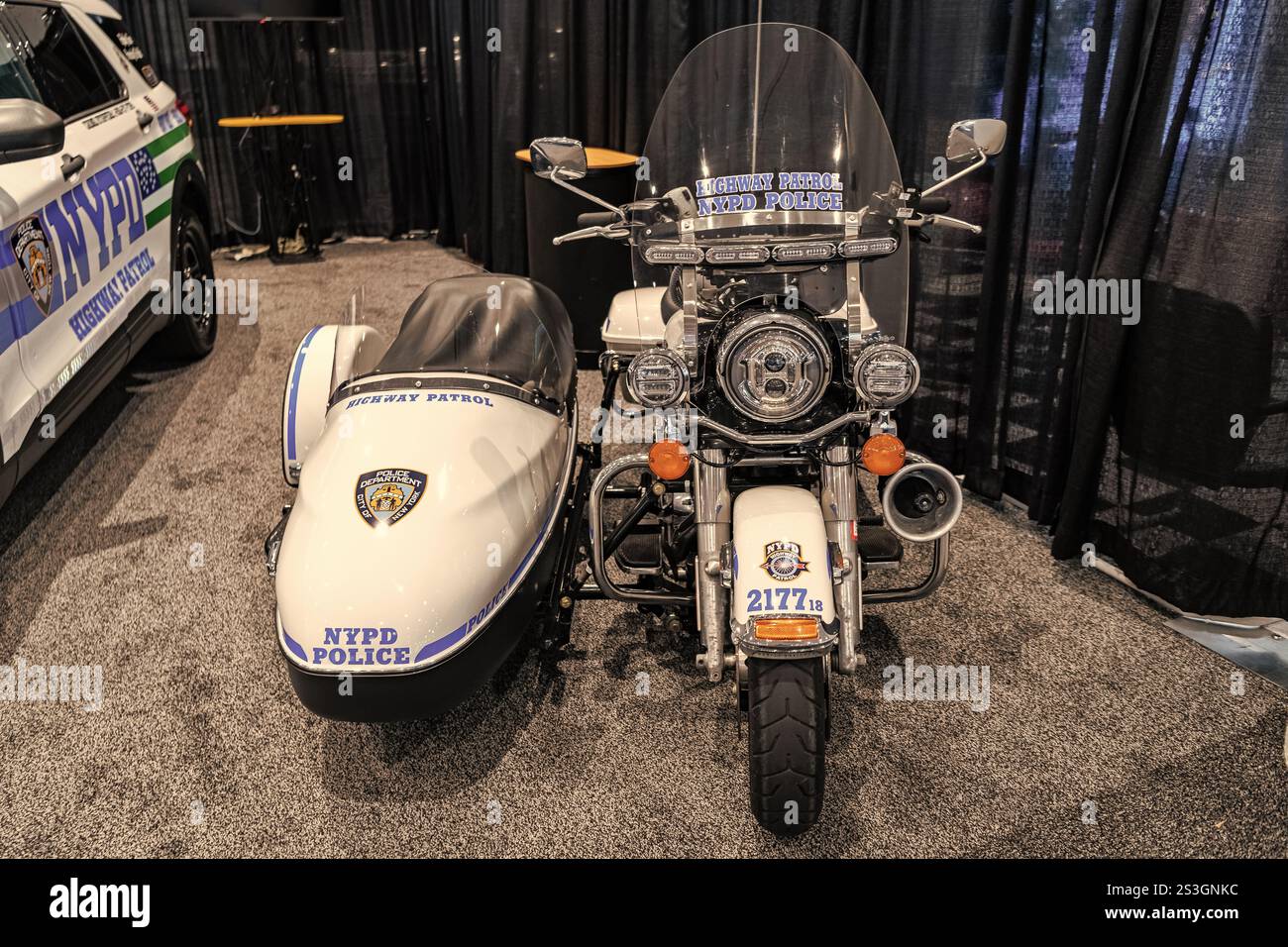 New York City, USA - 27 marzo 2024: Moto Harley Davidson polizia della polizia di New York al New York International Auto Show, vista frontale Foto Stock