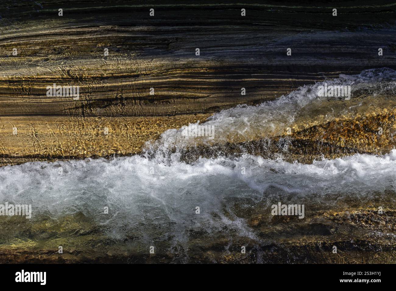 Rocce e acque schiumose, strutture rocciose, fiume Verzasca, vicino a Lavertezzo, Valle Verzasca, valle Verzasca, Canton Ticino, Svizzera, Europa Foto Stock