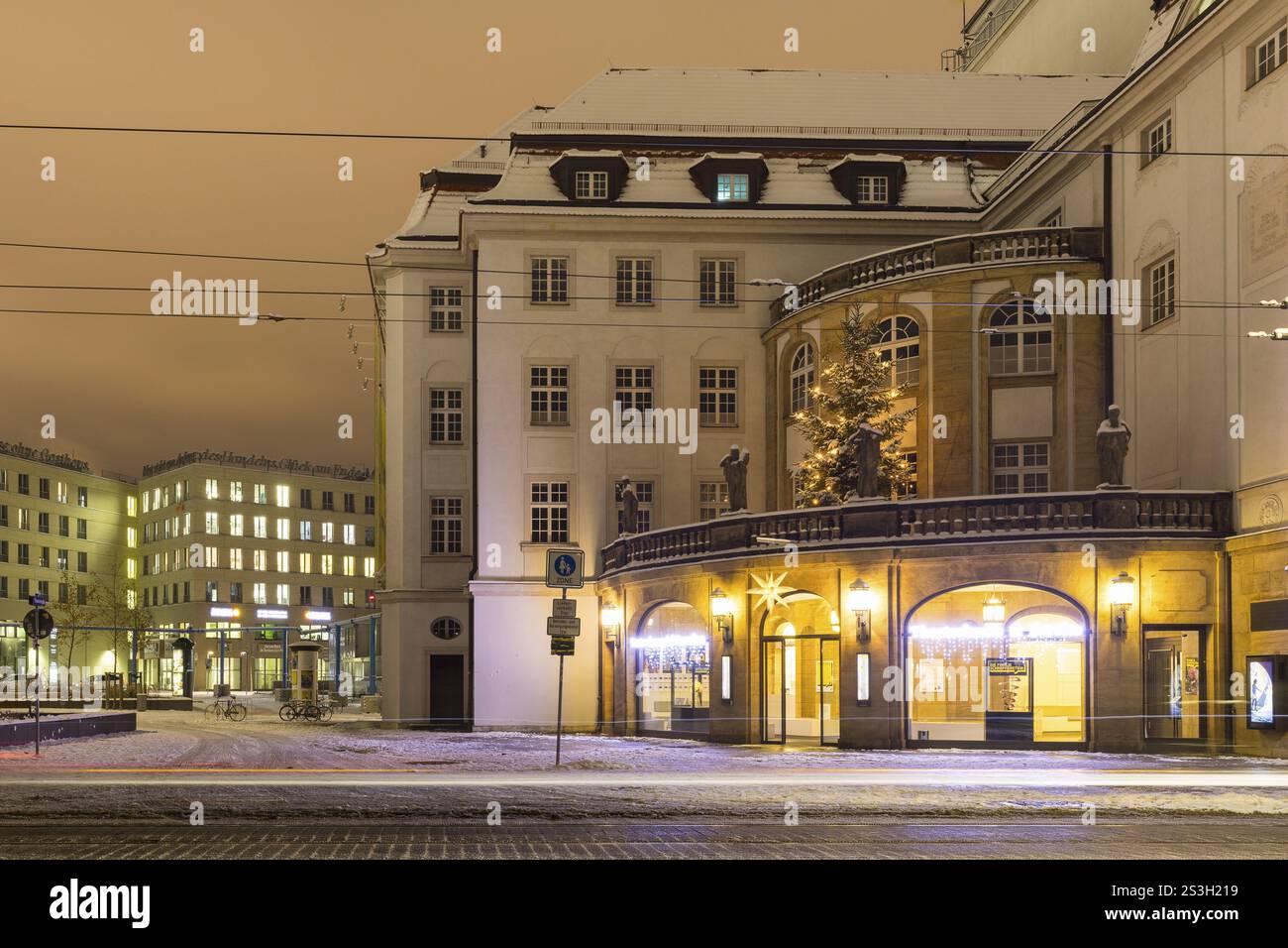 Foyer della biglietteria e albero di Natale del teatro con neve, sparo notturno, Dresda, Sassonia, Germania, Europa Foto Stock