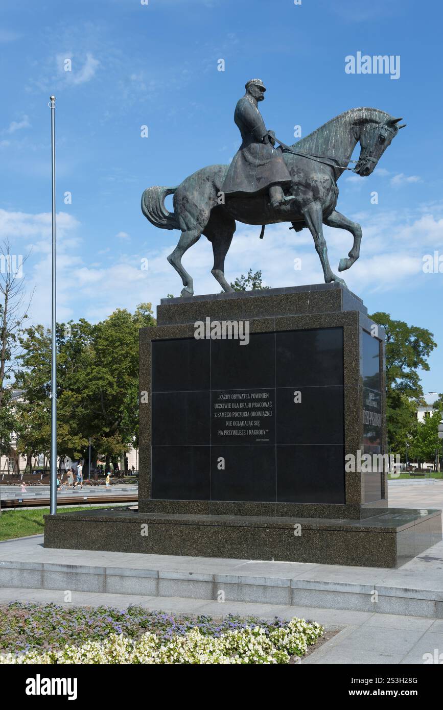 Bellissimo monumento equestre in pietra nel mezzo di un parco pubblico, monumento, statua equestre di Josef Pilsudski, monumento a Jozef PiNsudski Foto Stock