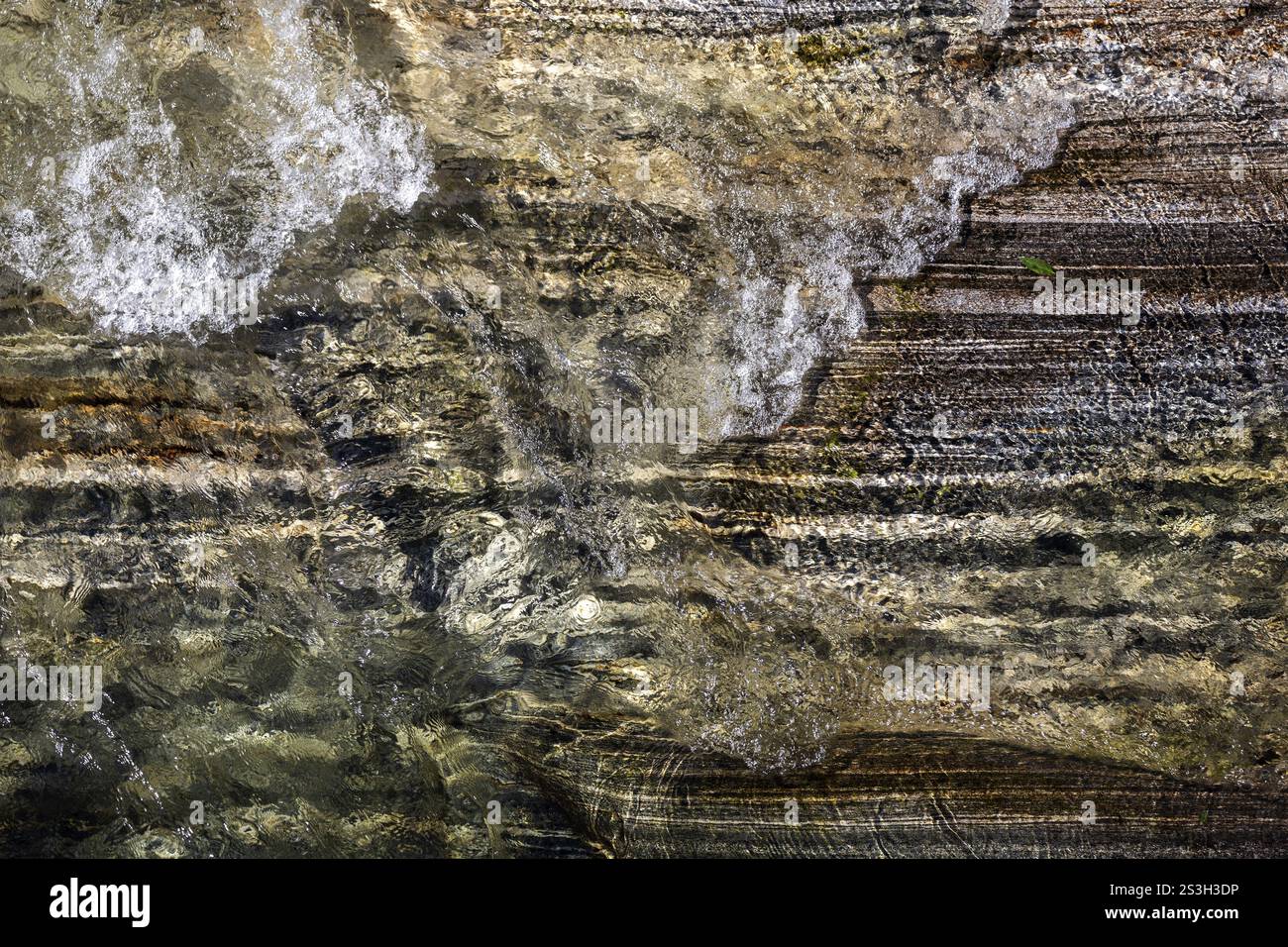 Rocce e acque schiumose, strutture rocciose, fiume Verzasca, vicino a Lavertezzo, Valle Verzasca, valle Verzasca, Canton Ticino, Svizzera, Europa Foto Stock