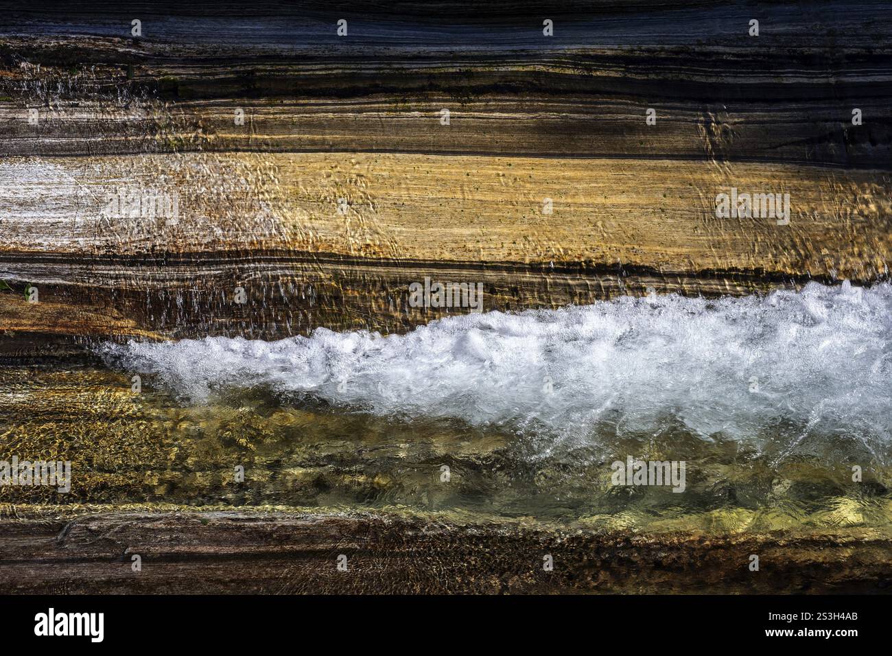 Rocce e acque schiumose, strutture rocciose, fiume Verzasca, vicino a Lavertezzo, Valle Verzasca, valle Verzasca, Canton Ticino, Svizzera, Europa Foto Stock