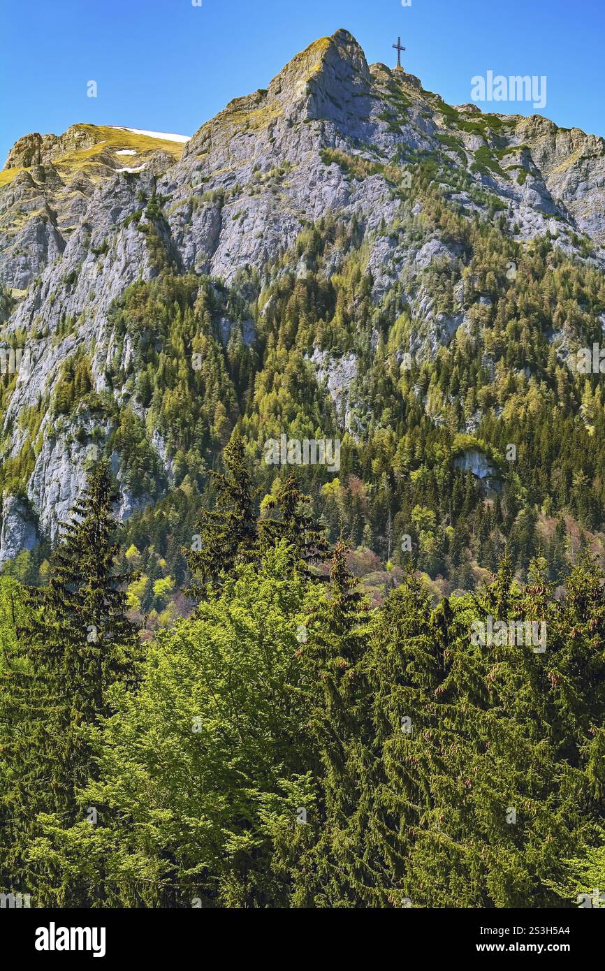 Picco Caraiman con la Croce degli Eroi nei Monti Bucegi Sinaia, Romania, Europa Foto Stock
