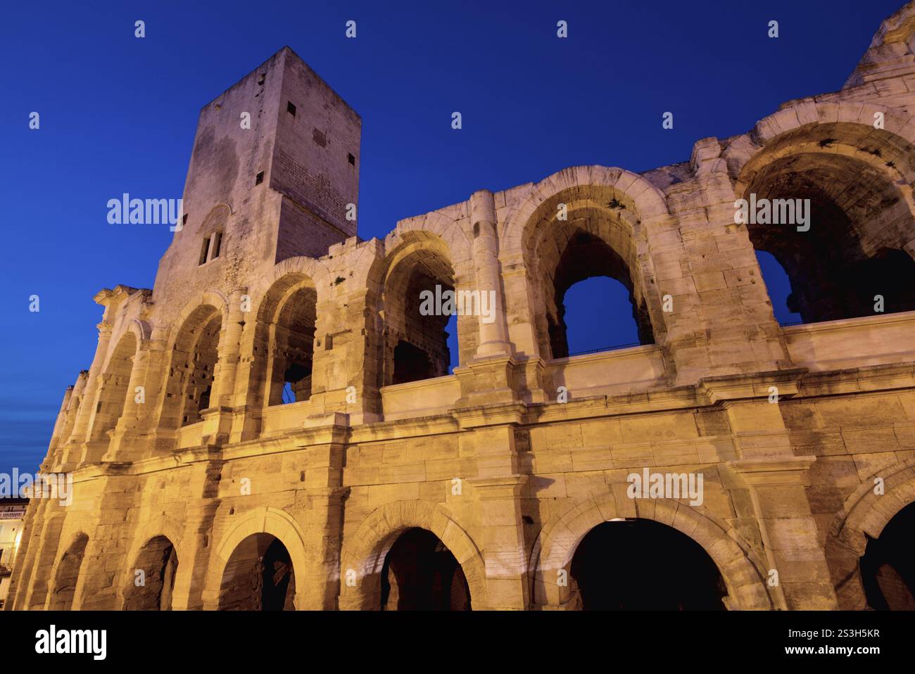 Arena di Arles al crepuscolo, Provenza, Francia, Europa Foto Stock