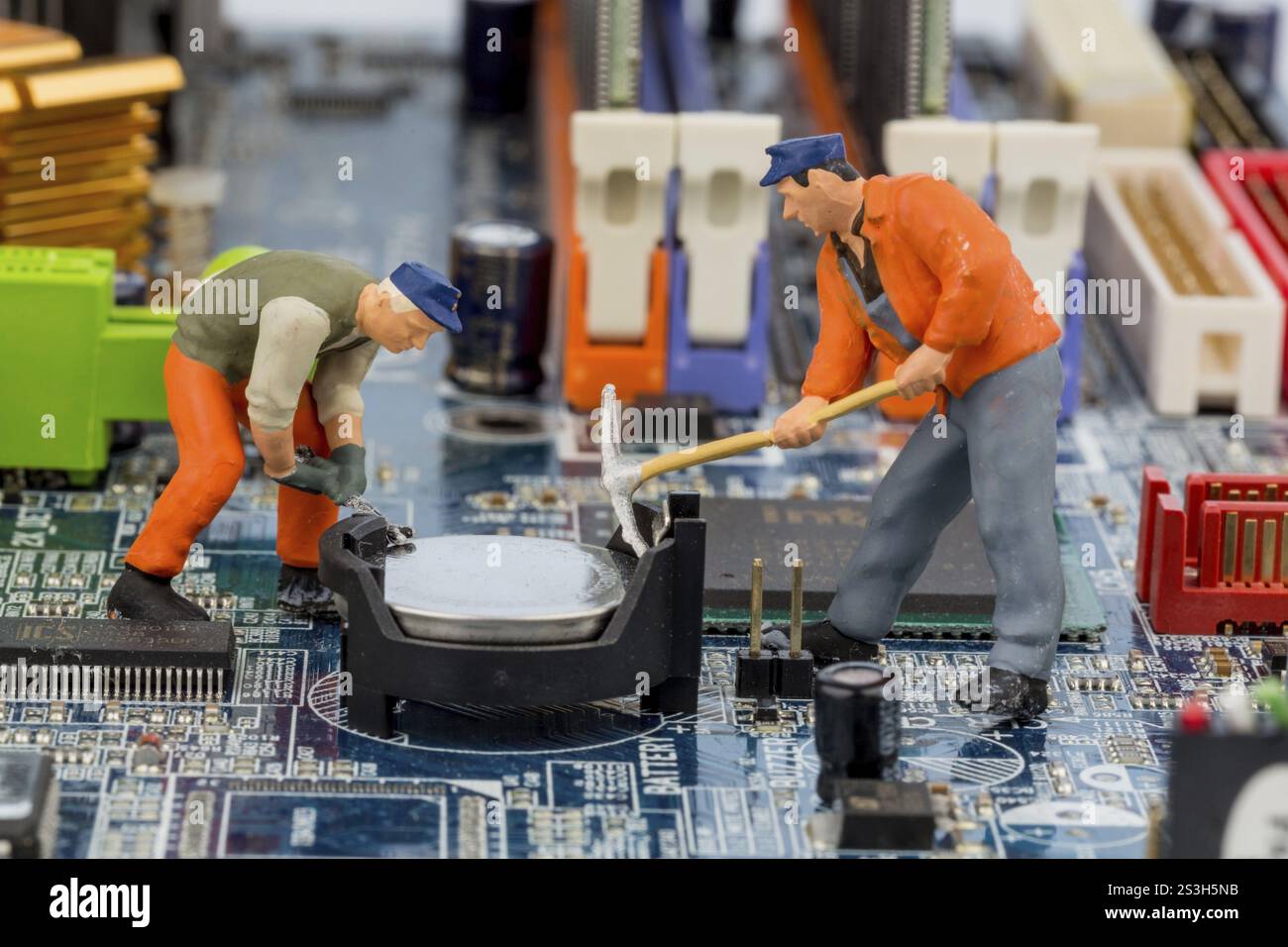 Scheda di computer e lavoratore, simbolo foto per computer, malfunzionamento, manutenzione, sicurezza dei dati Austria Foto Stock