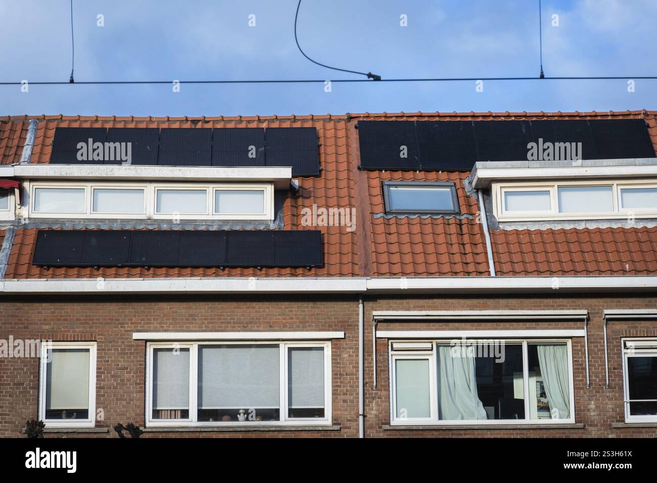 Pannelli solari su un tetto a Scheveningen, l'Aia, Paesi Bassi Foto Stock