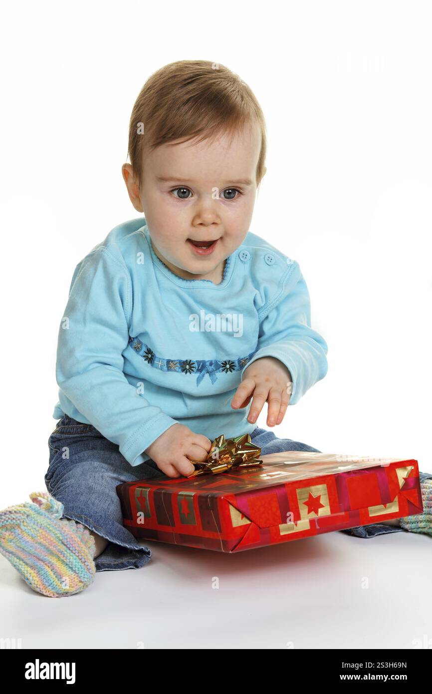 Bambino piccolo bambino con un pacchetto regalo per Natale Foto Stock