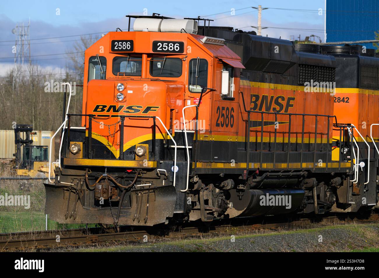 Mount Vernon, WA, USA - 8 gennaio 2025; primo piano della locomotiva merci BNSF della cabina arancione e del logo aziendale Foto Stock