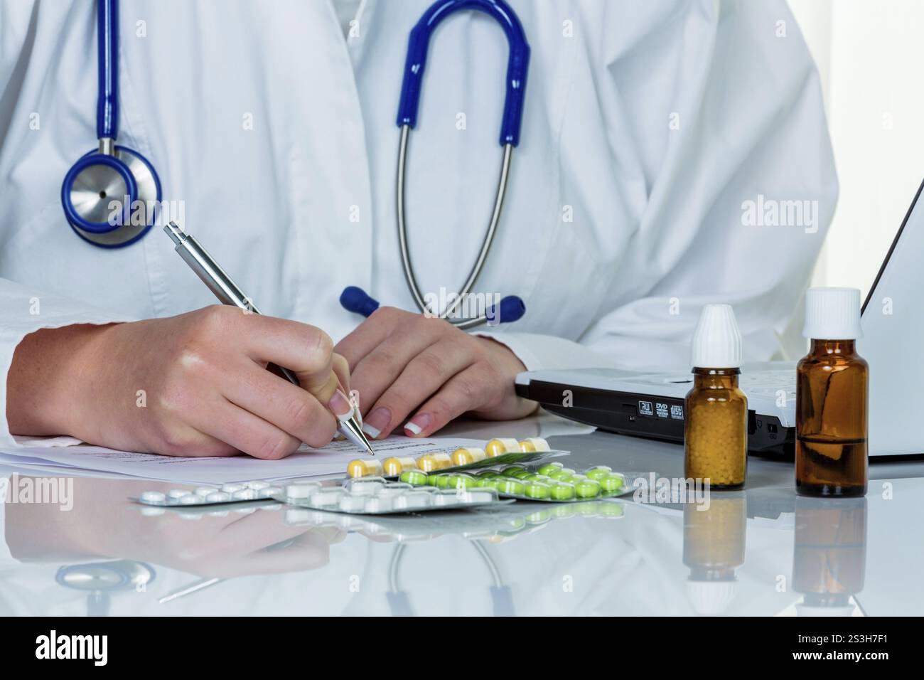 Un giovane medico prescrive farmaci. Le compresse di prescrizione sono prescritte dal medico. Austria Foto Stock