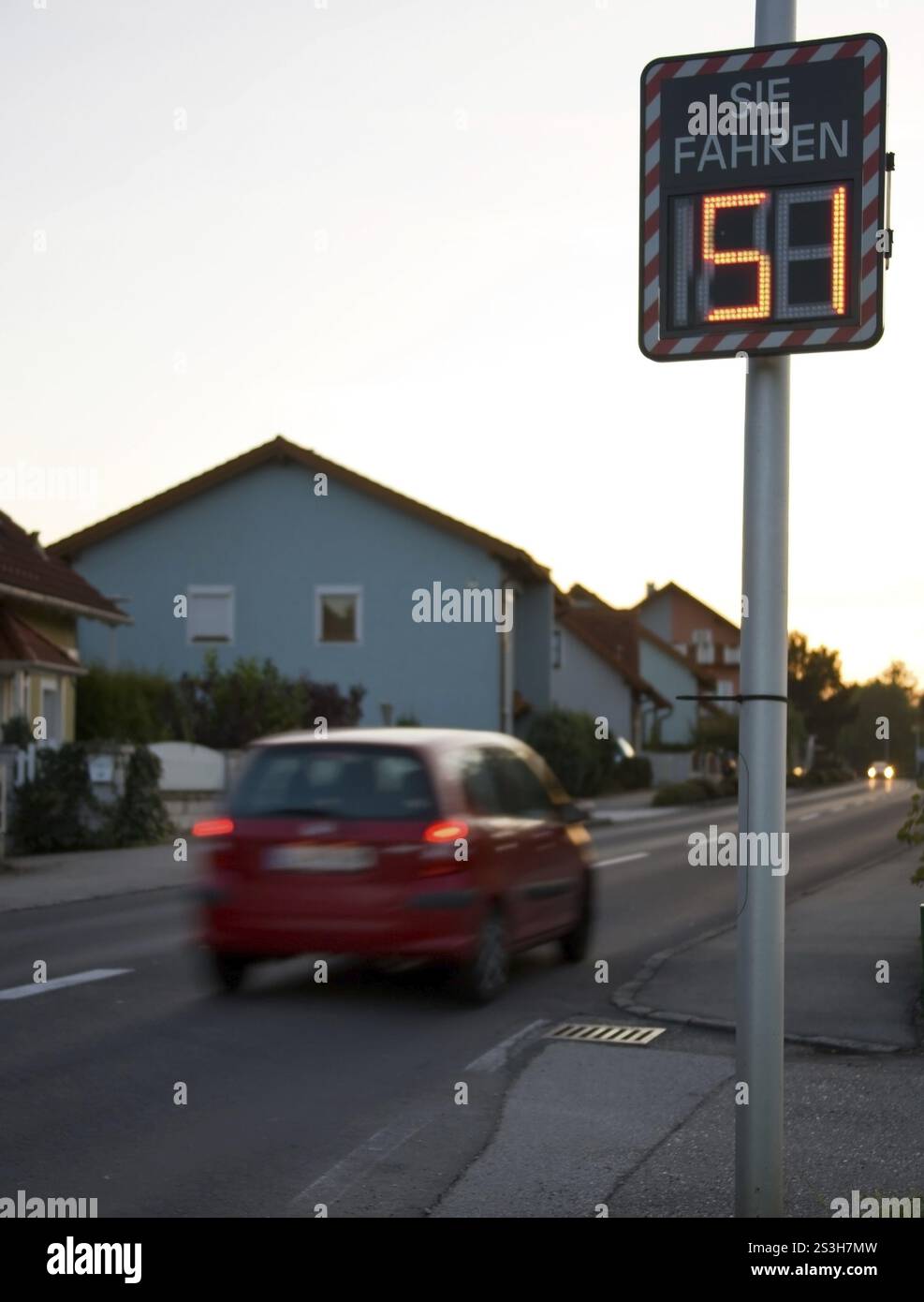 Informazioni sulla velocità nel traffico urbano Foto Stock