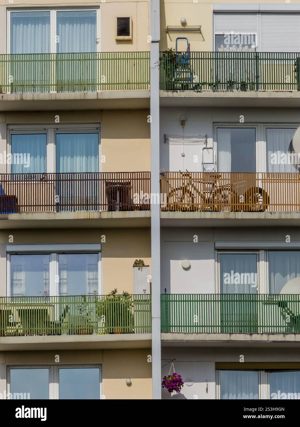 Molti balconi in un edificio residenziale per diverse feste in città. Austria Foto Stock
