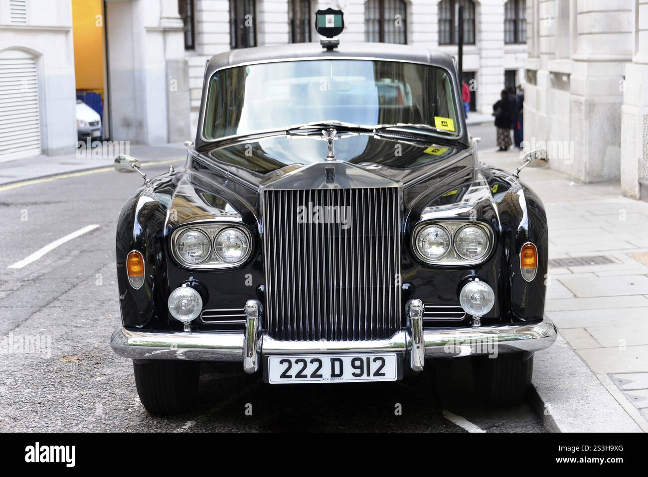 Londra, regione di Londra, Inghilterra, Regno Unito, Europa, auto di lusso nera con finitura lucida in una strada urbana, in Europa Foto Stock