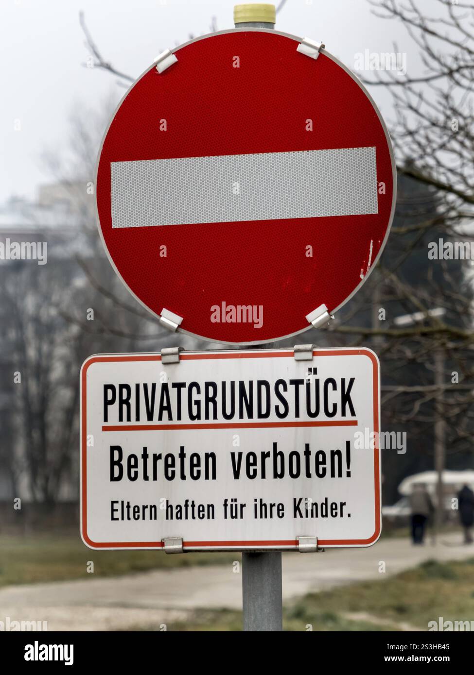 Segnaletica su una strada privata con divieto di guida per persone non autorizzate. I genitori sono responsabili per i loro figli. Austria Foto Stock
