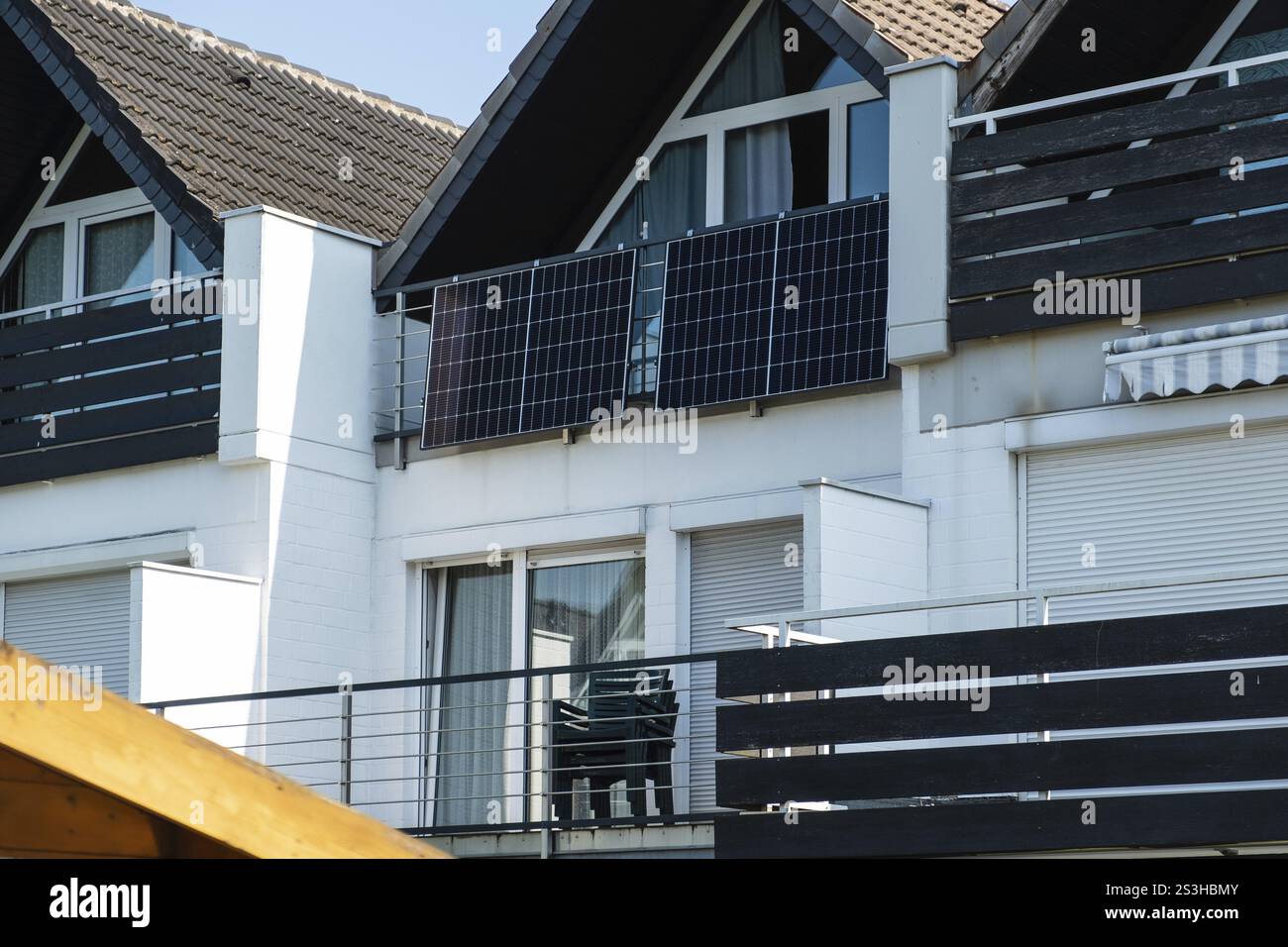 Centrale elettrica con balcone su una casa a Duesseldorf, Germania, Europa Foto Stock