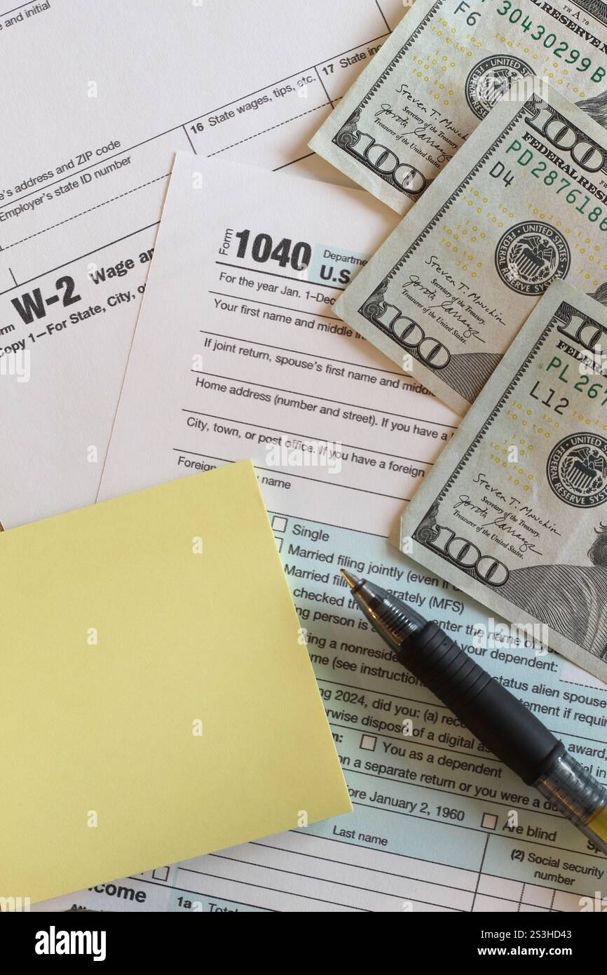 Moduli fiscali IRS 1040 e W-2, primo piano, vista dall'alto verso il basso Foto Stock