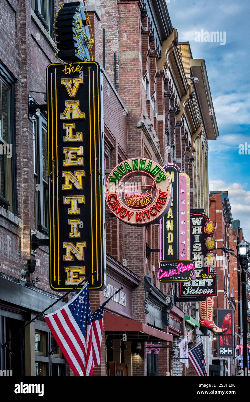 La Honky Tonk Highway di Nashville brilla di luci al neon, fascino storico e segni vivaci. Una celebrazione dell'ospitalità del sud e della cultura musicale! Foto Stock
